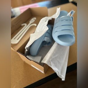 Ugg  women’s SPORT YEAH SIZE 8  brand new in box with tags on